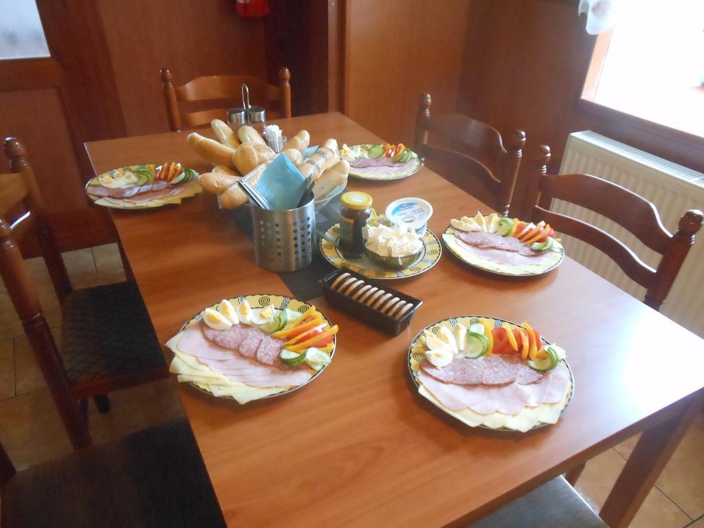 Restaurace Na Krizovatce Daire Božanov Dış mekan fotoğraf